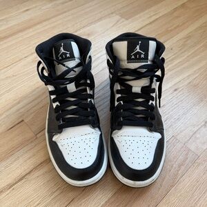 Nike Air Jordan 1 Mid Black White